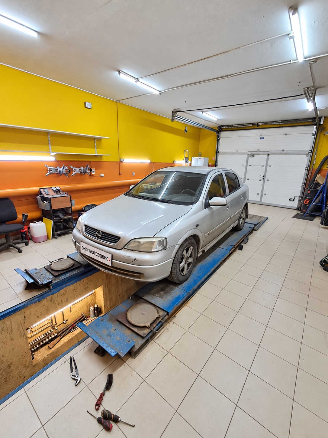 Автомобиль на рабочем посту — Экспертсервис, Саратов